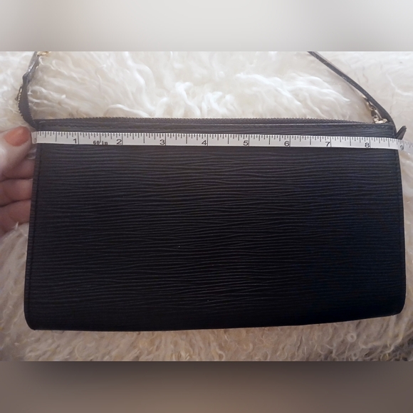 LOUIS VUITTON Epi Leather Pochette Accessoires Black - Picture 2 of 16